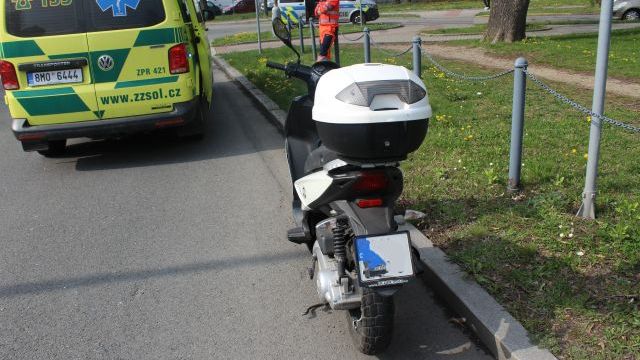 Seniorka v Přerově bourala na skútru, když brzdila před přechodem. Zranila se a ještě dostala pokutu