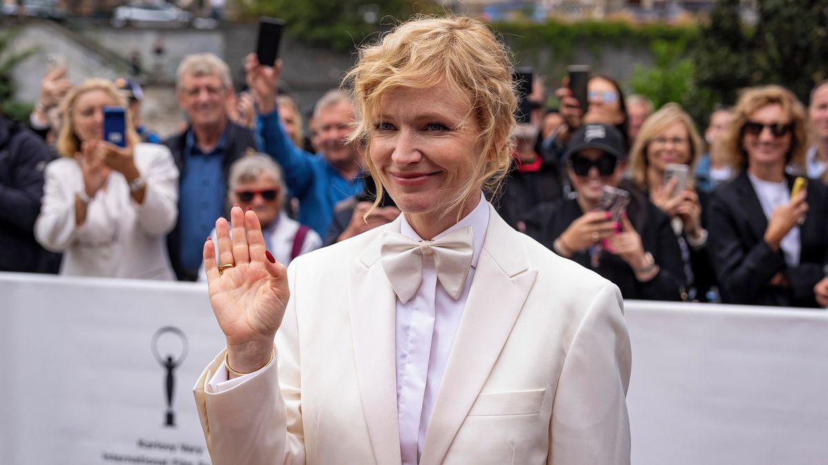 Sako pro ženy 50+: Zkuste černou klasiku i trendy model z buklé podle Ani Geislerové 