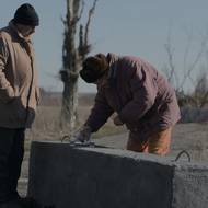 Serhij (Viktor Ždanov) a Paška (Volodymyr Jamnenko) při sousedském popíjení vodky