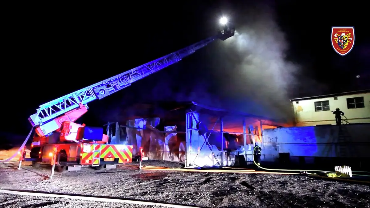 V Horní Suché hořela průmyslová hala. Plameny popálily dva muže