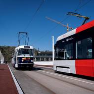 Konečně. V Praze se slavnostně otevřel Dvorecký most. První tramvaje přejely s pražskými vlajkami. 