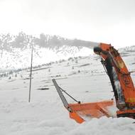 Teprve po prohrnutí rolbou přichází na řadu fréza.
