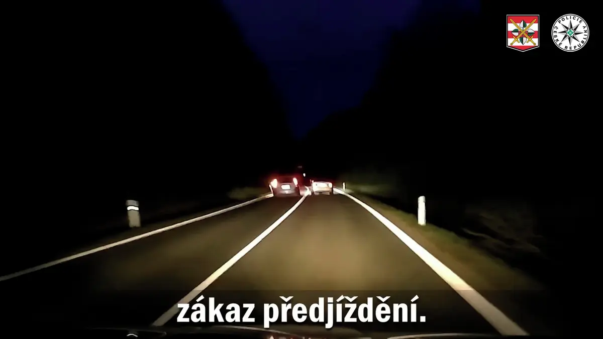 Stálo vám těch 15 sekund za to? Řidiči předjížděli na plné čáře přímo před policisty