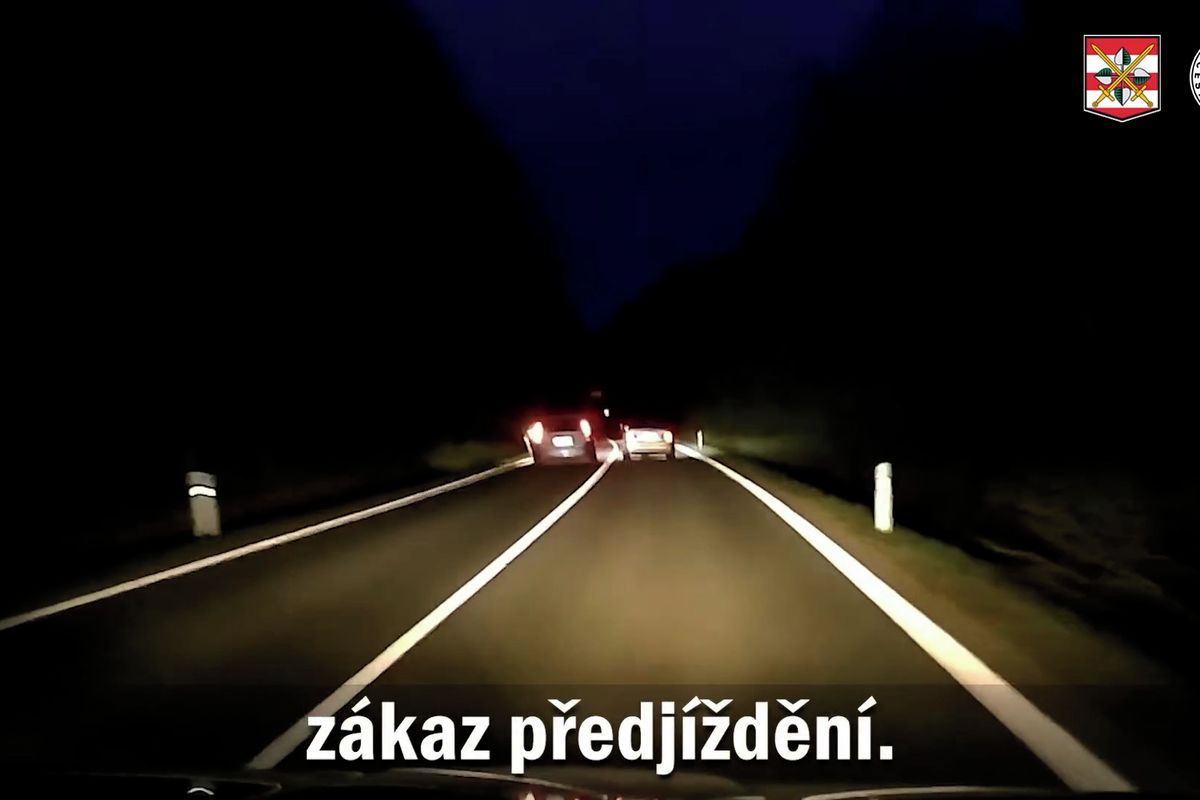 Stálo vám těch 15 sekund za to? Řidiči předjížděli na plné čáře přímo před policisty