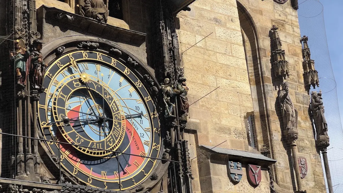 Den bez spěchu: Pražský orloj se zastavil a smrtka zvonila za každou loňskou oběť rychlé jízdy