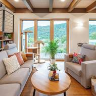 Sezení v obývacím pokoji je uspořádáno tak, aby v centru dění  byla společná interakce, nikoli sledování televize.