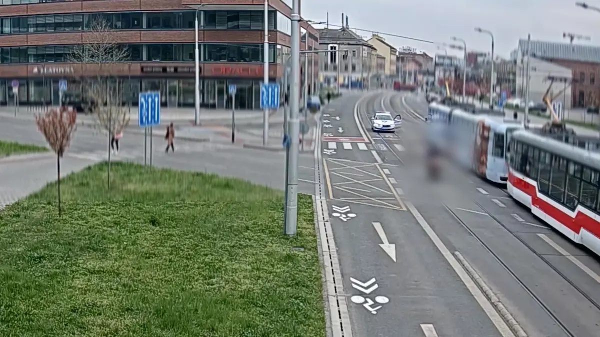 Mám rád rychlou jízdu, řekl strážníkům v Brně chlapec na motorce, který před nimi ujížděl a spadl