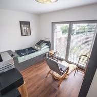 V ložnici má Milan francouzské okno s předokenními žaluziemi, které pomáhají regulovat světlo i teplotu v místnosti.