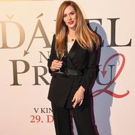 Akci moderovala Nikol Moravcová, o jejíž styling se postaral Filip Vaněk. Černý kostým značky Boss rozzářila červenými lodičkami.