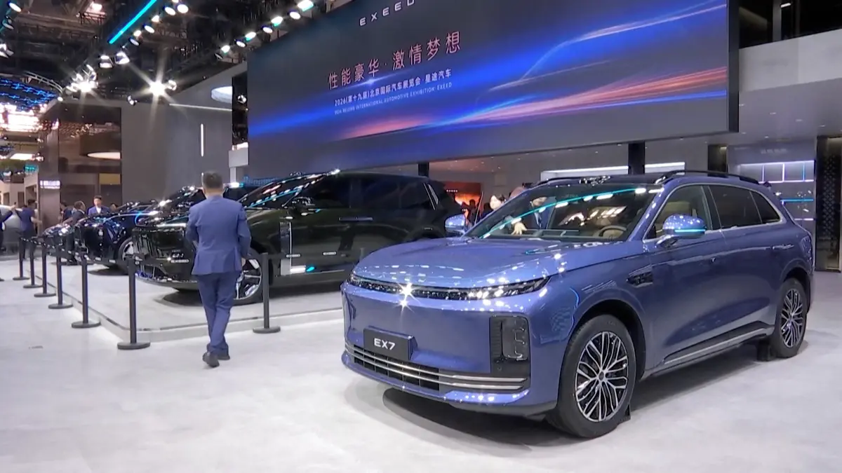 V Číně se koná největší autosalon, ukazuje přes 1400 aut