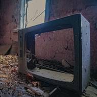 Z kdysi moderního města zbyly opuštěné ruiny.