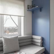 Velkorysé čalouněné sezení pod oknem je navržené na míru.