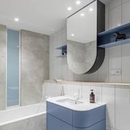 Koupelna je umístěná v centrální části bytu.