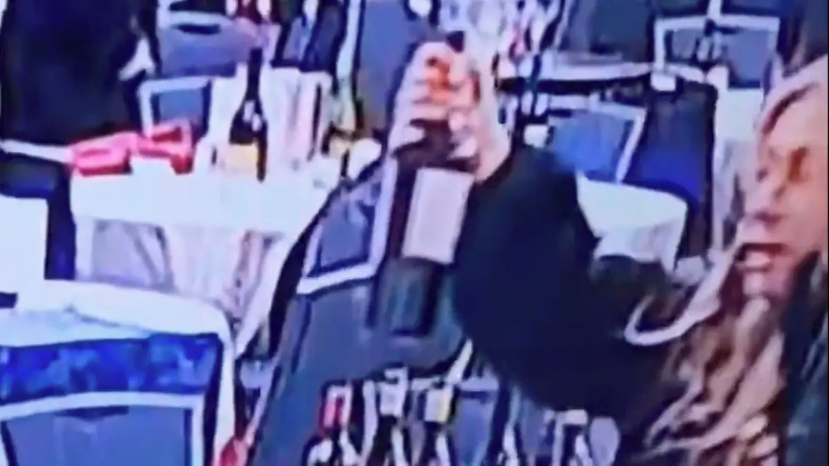 Žízeň se neptá. Dáma v černém si během evakuace ze sálu odnášela lahve alkoholu