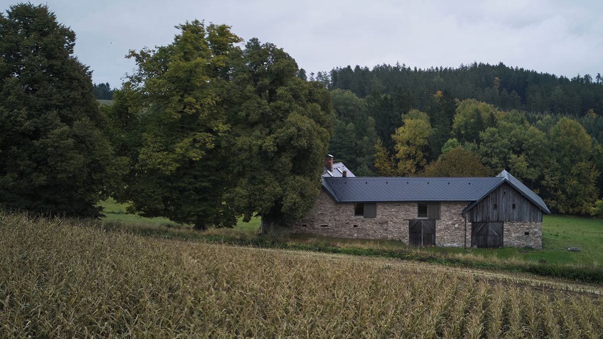 Tma je v této rekonstruované chalupě cílem a nástrojem ke zklidnění