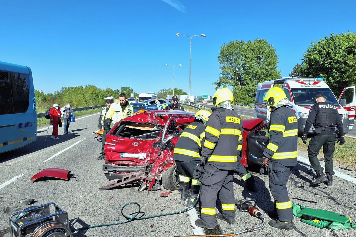Sedm zraněných si vyžádala havárie tří osobních vozů a autobusu na Slovensku