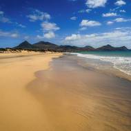 Hlavní předností ostrova je devět kilometrů dlouhá pláž.