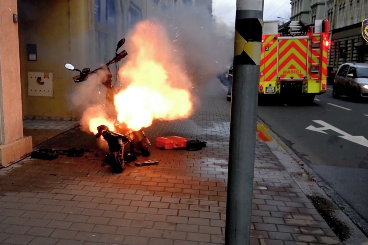 Pozor na syčení a lehké praskání. Hasiči varují před požáry elektrokol a elektrokoloběžek