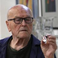 Majitel sklárny, profesor Jaroslav Svoboda, si prohlíží jednu z kuliček, které v Karlově tvoří pro brněnský orloj.