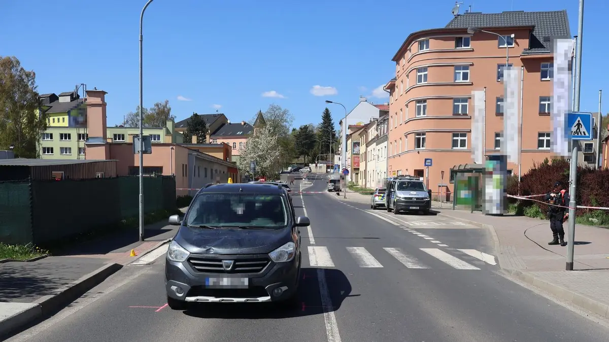Senior za volantem srazil na přechodu ve Varech ženu s dívkou