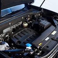 Pod kapotou je uložen pouze dvoulitrový čtyřválec. 