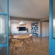 Výhled z pracovního koutu do zbytku obýváku