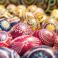 Vajíčka jsou sice nejzdobenější ve střední Evropě, ale při oslavě Velikonoc různě po světě symbolem života a obnovy. 