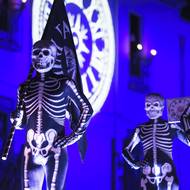 La Dansa de la Mort - tanec smrti - ve Španělsku. Tančí ho kostlivci s římskými vojáky, předvádějí ukřižování a zmrtvýchvstání Krista.