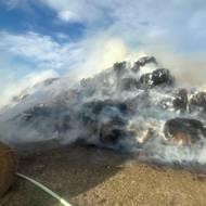 Po půl šesté večer se už plameny dál nešířily.