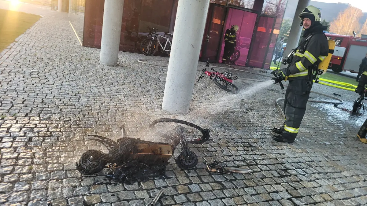 V areálu beskydského hotelu hořela elektrokoloběžka. Evakuovat se muselo 15 lidí