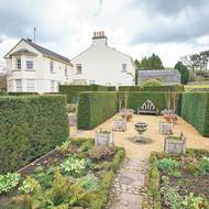 O přísné členění se v této tradiční anglické zahradě starají precizně udržované živé ploty z tisu.