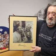 Loutkoherec Vladimír Hruška s fotkou sochaře Vojtěcha Suchardy, který drží jednoho z apoštolů, jež vyřezal pro orloj na Staroměstské radnici