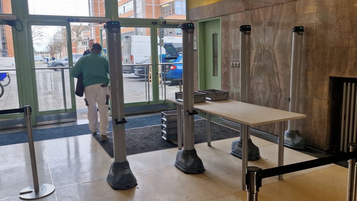 Konec volného vstupu na úřad. Ve Zlíně odhalí zbraně detektory jako na letišti