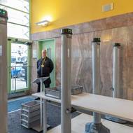 Zlínský úřad je prvním krajským úřadem v Česku, do kterého začnou vcházet lidé přes bezpečnostní rámy