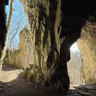 Na stezce je i průchozí jeskyně Kostelík v Josefovském údolí.
