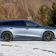 Na délku je o pár centimetrů kratší než Škoda Superb Combi.