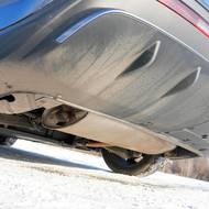 Výfuk je skrytý a nechybí ani možnost instalace tažného zařízení.