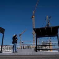 Tramvajová stanice na Dvoreckém mostě. Okolí „Lihovaru“ se rychle mění. 