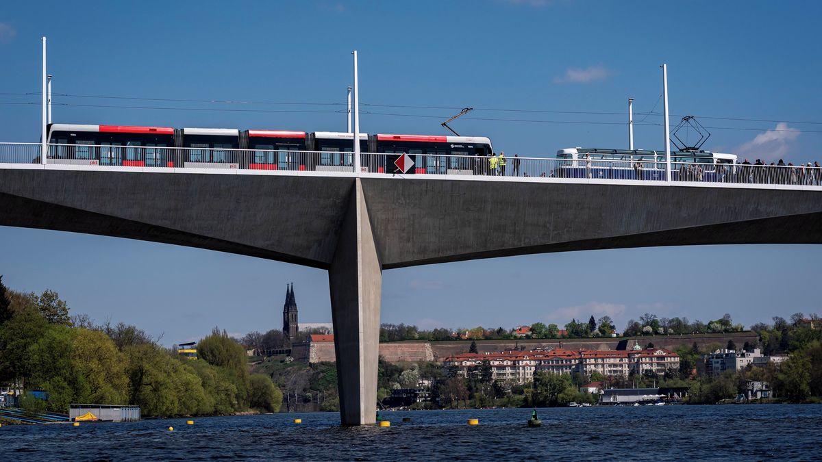 FOTO: Nový pražský most začíná sloužit