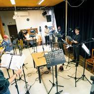 Nahrávání příběhu o Pérákovi. Zcela vlevo Václav Neužil