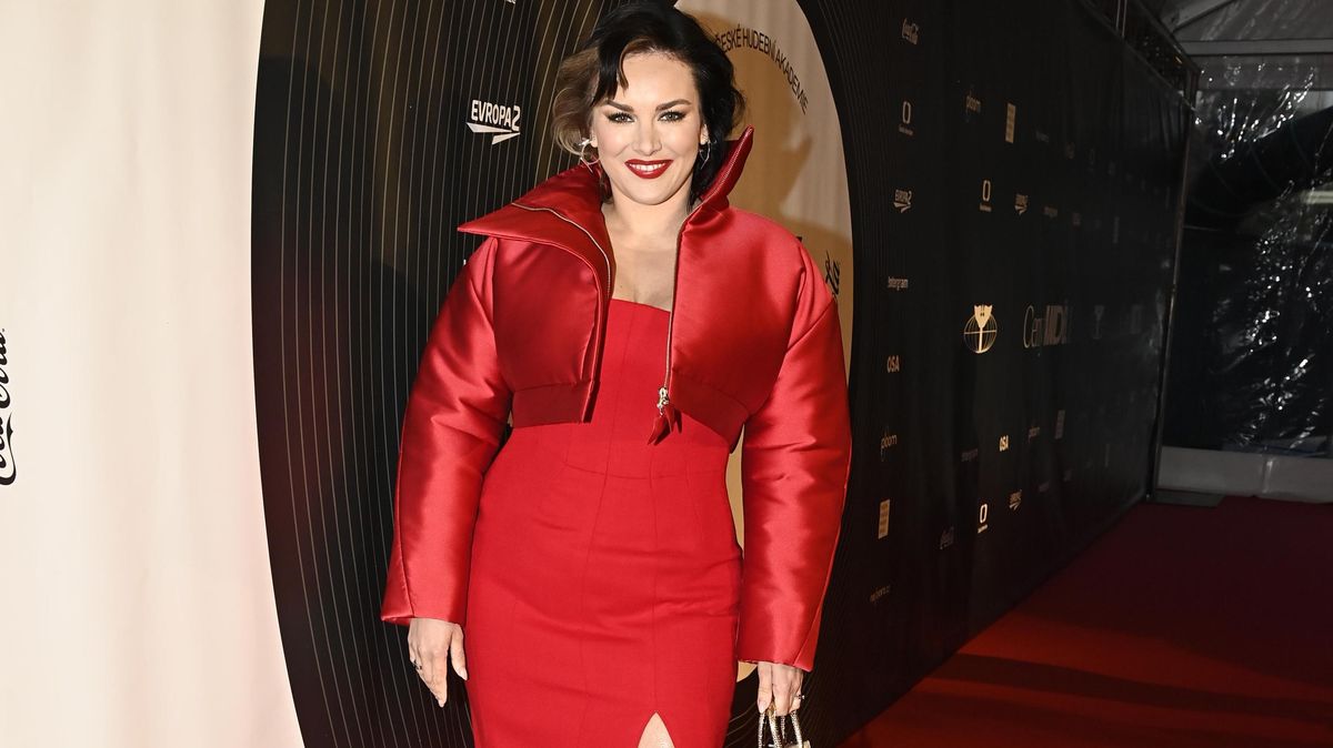 Co se skrývá za rudými šaty Ewy Farne na Cenách Anděl? Víme, který designér je navrhl a proč mají trnitý rozparek