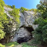 Na trase stezky je i jeskyně Býčí skála.