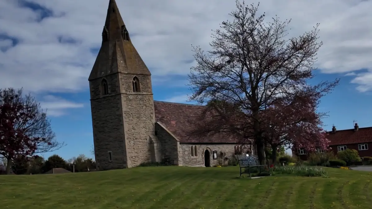 Kostelní věž v anglické vesničce má sklon, že by jí ho záviděli i v Pise
