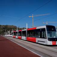 Jednou z prvních tramvají na mostě byla i moderní Škoda ForCity Plus 52T, jedna z pražských nejmodernějších. 