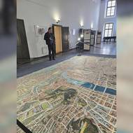 Malíř Tomáš Rygl si prohlíží připravenou výstavu, vernisáže se však osobně neúčastnil.