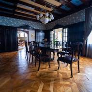 Ve velmi autentické podobě se zachovala i jídelna.  