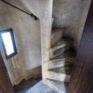 Strmé točité schodiště vedoucí do pater věže. 