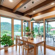 Jídelní stůl je záměrně posunut do rohu s prosklenými stěnami. Během jídla a společného posezení se lze kochat výhledy.