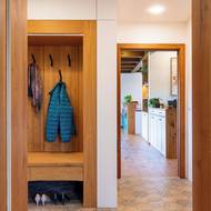 Zádveří má zajímavou hexagonální dlažbu.