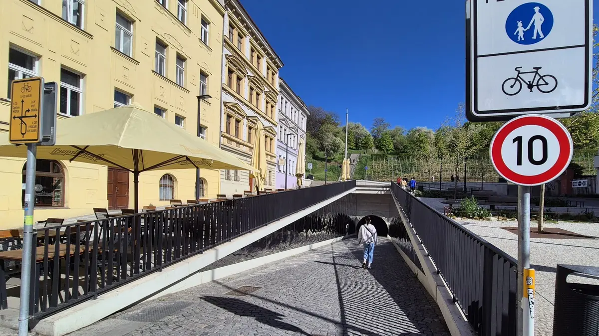 Maximálně 10 km/h. V tunelu pod pražským Vítkovem musí cyklisté zpomalit